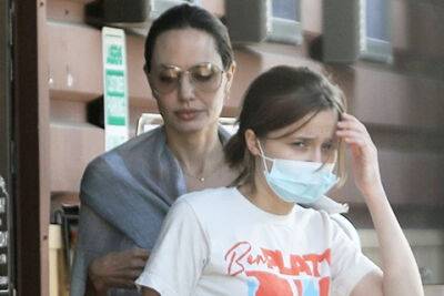 Анджелина Джоли - Брэд Питт - Brad Pitt - Angelina Jolie - Анджелина Джоли появилась на публике с дочерью Вивьен после того, как обвинила Брэда Питта в домашнем насилии - spletnik.ru - Лос-Анджелес