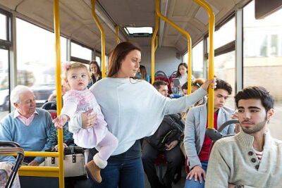 ​С какого возраста ребёнка нужно учить уступать место в транспорте - lifehelper.one