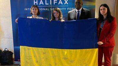 Українки подарували міністру оборони США прапор з Херсонщини та попросили літаки - womo.ua - Сша - Канада