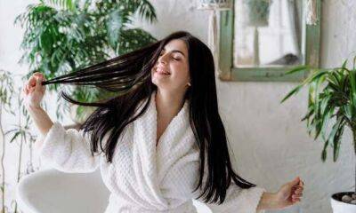 Фен или полотенце: трихолог Храмович объяснила, какой способ сушки волос самый опасный - milayaya.ru