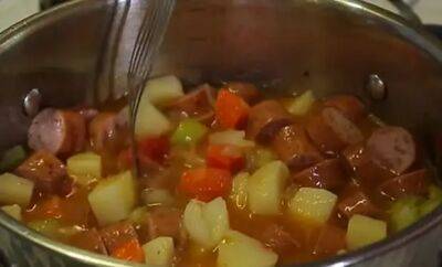 Тушим картошку с сосисками: кастрюля еды на всех за 30 минут - lublusebya.ru