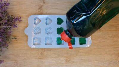 Трюк, который подсказала хитрая домохозяйка. Заморозьте средство для мытья посуды в формочках - lifehelper.one