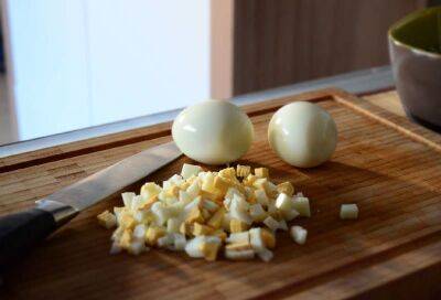 Как нарезать вареные яйца кубиками или соломкой ножом и не раскрошить желток: берём на заметку - nashsovetik.ru