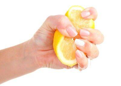 Как из лимона выжать больше сока почти в 2 раза: простой способ - lifehelper.one