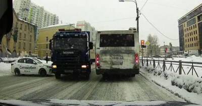 Водитель грузовика вырулил на встречную полосу, избегая столкновения с таксистом - porosenka.net - Санкт-Петербург