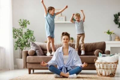 Медитация для уставшей мамы. 5 практик, которые помогут быстро расслабиться - aif.ru