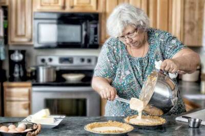 «Могла бы и съесть пару вареников у бабушки, чисто из уважения к возрасту!» — сказал жене муж - milayaya.ru - Ссср