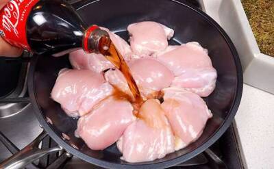 Кладем курицу на 2 часа в колу и жарим. Мясо размягчается и становится как вырезка, как если бы был дорогой мед - milayaya.ru