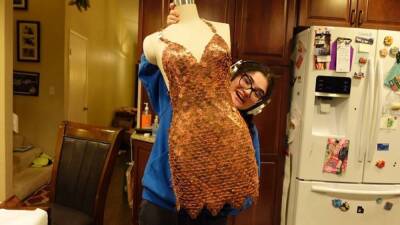 Безумно творческая девчонка сделала роскошное вечернее платье из более чем 2500 монеток - lifehelper.one