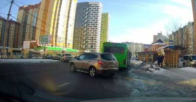 Водитель «Ниссана» отъезжал от обочины и оказался на пути красной «Ауди» - porosenka.net