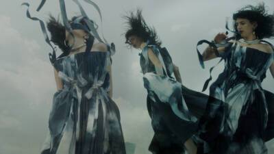 Alexander Macqueen - Сара Бертон - Погоня за штормом: Alexander McQueen представляют новый фильм - vogue.ua - Лондон