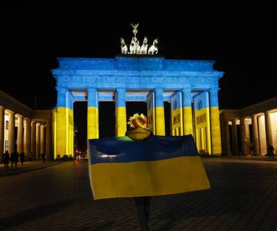 Желто-синие: как по всему миру поддерживают Украину - vogue.ua - Украина - Канада - Англия - Берлин - Япония - Словакия