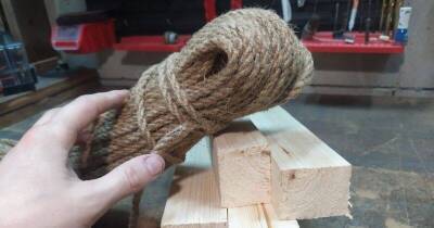 Из пары деревянных брусков и верёвки мастер собрал нужную вещь на дачу - lifehelper.one