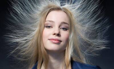 Как быстро снять статику с волос, если они электризуются? Простой трюк - lifehelper.one