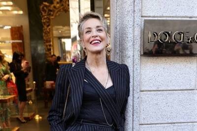 Шэрон Стоун - Джаред Лето - Доменико Дольче - Шэрон Стоун посетила показ Dolce & Gabbana на Неделе моды в Милане - spletnik.ru - Sharon - county Stone