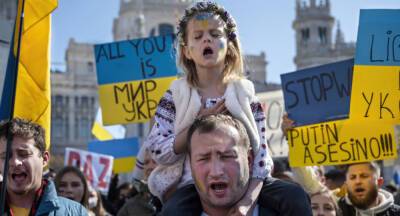 Як по всьому світу проходять мітинги на підтримку України - vogue.ua - місто Лондон - місто Тбілісі
