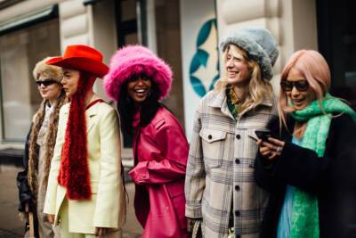 Streetstyle: самые стильные гости Недели моды в Копенгагене - vogue.ua - Копенгаген