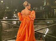 Розкішна сукня Valentino Couture та знакова зачіска: Сара Джессіка Паркер показала фото зі зйомок останньої серії «І просто так...» - cosmo.com.ua