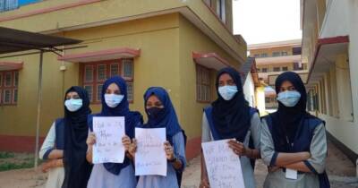 Индийским школьницам запрещают носить хиджаб во время учебы: они вышли на акции протеста - womo.ua - Индия - штат Карнатака