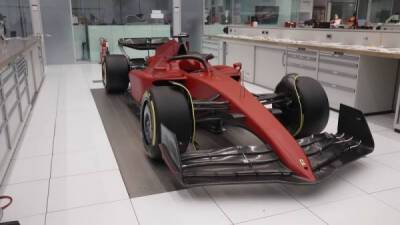 Посмотрите видео о том, как Ferrari украшает наклейками свою новую машину F1 - porosenka.net