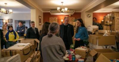 Кейт Миддлтон - Принц Вільям і Кейт Міддлтон зустрілися з представниками української громади й допомогли волонтерам сортувати гуманітарну допомогу для постраждалих українців - womo.ua