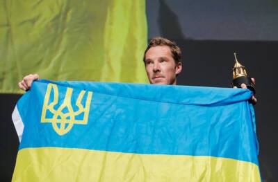 Бенедикт Камбербетч - Бенедикт Камбербетч вийшов з прапором України на сцену кінофестивалю в Санта-Барбарі - vogue.ua