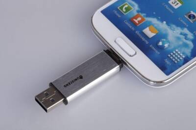 Как подключить к смартфону обычную USB-флешку - polsov.com