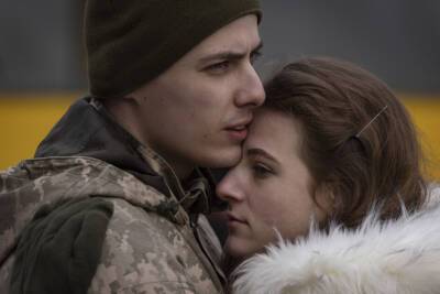 Світ має знати: прощання українських солдатів з коханими - vogue.ua - Україна