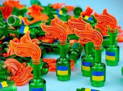 Ритейлер LEGO випустили фігурки Володимира Зеленського та "бандерівських смузі" - vogue.ua