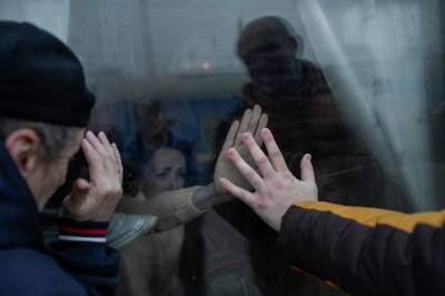 Тепло наших рук: як ми тримаємось один за одного у ці складні дні - vogue.ua - Україна