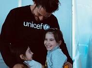 Орландо Блум - Актор Орландо Блум зустрівся з українськими дітьми-біженцями у Молдові - cosmo.com.ua
