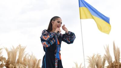 Більш ніж 30 музикантів з усього світу об'єдналися, щоб переспівали гіт The Beatles на підтримку України - vogue.ua