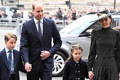 королева Елизавета II (Ii) - принцесса Диана - принц Филипп - Кейт Миддлтон - принц Уильям - принц Эндрю - Вирджиния Джуффре - принц Луи - принцесса Шарлотта - Alessandra Rich - Kate Middleton - Кейт Миддлтон и принц Уильям с детьми посетили службу в память о принце Филиппе - spletnik.ru - Лондон - county Prince William