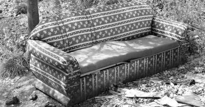 Бездомный по просьбе богачки относил старый диван на помойку, он решил посмотреть, что внутри и заметил кое-что странное - lifehelper.one - Сша
