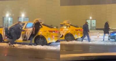 Два нервных человека нашли друг друга: видео драки таксиста и пассажирки - porosenka.net - Москва
