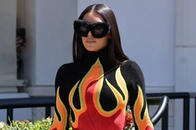 Ким Кардашьян - Пит Дэвидсон - Kim Kardashian - Образ — огонь: Ким Кардашьян в "пылающем" наряде в Калифорнии - spletnik.ru - Италия - штат Калифорния