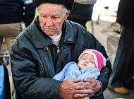 Історія 84-річного дідуся з онукою на руках з вірусного відео, який вивіз сім’ю з-під бомбардувань - cosmo.com.ua - Украина