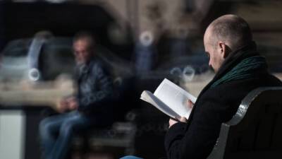 6 причин не встречаться с мужчиной, который любит читать - gurutest.ru