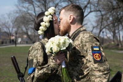 Кохайтеся, чорнобриві: як оформити шлюб через ZOOM під час війни - vogue.ua