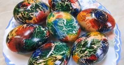 Обязательно попробуйте покрасить яйца так к Пасхе! Красивый радужный узор с помощью салфеток - cpykami.ru