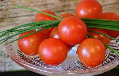 Антон Курчев - Почему опытные хозяйки хранят помидоры перевернутыми: маленькая хитрость - lifehelper.one