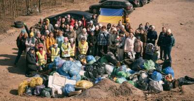 Украинские беженцы решили отблагодарить принявшие их страны и устроили уборку пляжей и парков от пластика, такие молодцы - takprosto.cc - Россия - Украина - Чехия - Польша - Венгрия - Румыния - Молдавия - Словакия