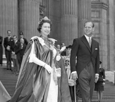королева Елизавета II (Ii) - принц Гарри - принц Филипп - Кейт Миддлтон - Меган Маркл - принц Уильям - королева Елизавета - принц Луи - Ретро-фото королевы Елизаветы в честь 96-го дня рождения - starslife.ru - Англия