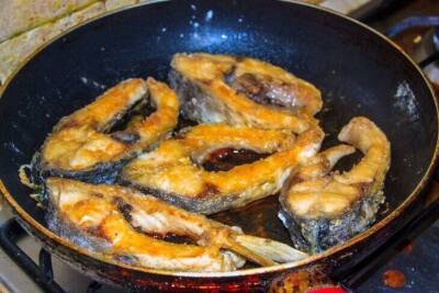Антон Курчев - Положите на сковороду этот продукт при жарке рыбы: неприятного запаха на кухне не будет - lifehelper.one