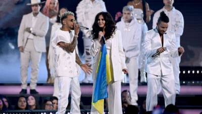 Настя Каменських - Настя Каменських заспівала з Black Eyed Peas на підтримку України - vogue.ua - Сша - Украина