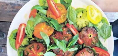 9 легких весняних салатів зі свіжою зеленню - vogue.ua