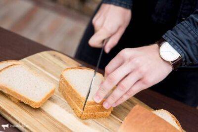 Аккуратно нарезаем свежий теплый хлеб - lifehelper.one