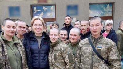 Чому російські окупанти голили голови полоненим, зокрема й жінкам - vogue.ua