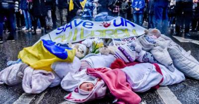Марш українських матерів: 500 жінок виклали братську могилу з дитячих ляльок у Будашешті - womo.ua - Угорщина