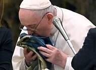 Папа Римський Франциск поцілував український прапор, який йому передали зі звільненої від російських окупантів Бучі - cosmo.com.ua - місто Франциск